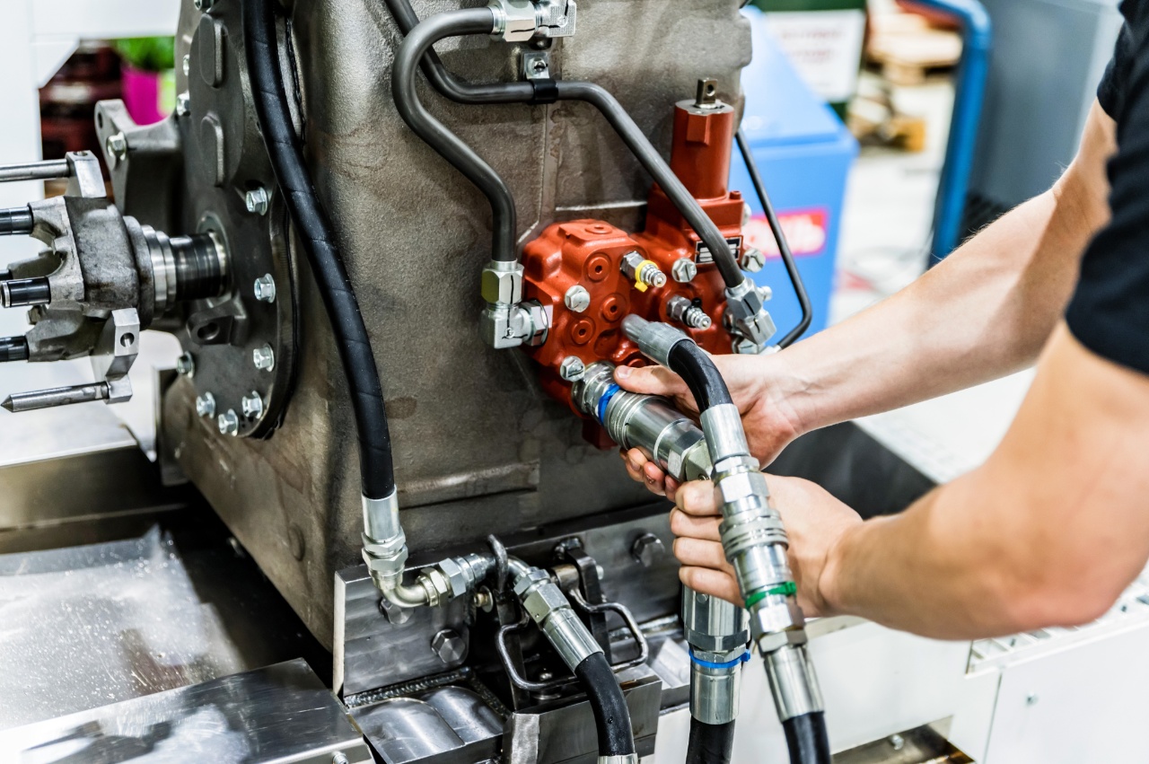 controle door een medewerker voor hydraulische cilinders
