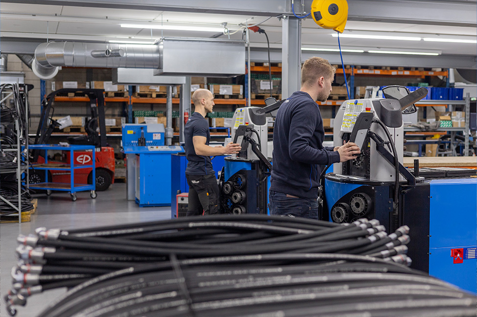 hydrauliek powerpack wordt gemonteerd door een medewerker