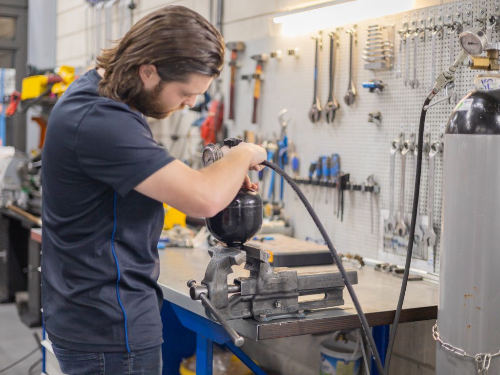 Hydrauliek leverancier Twente is hydrauliekleidingen aan het klaar maken