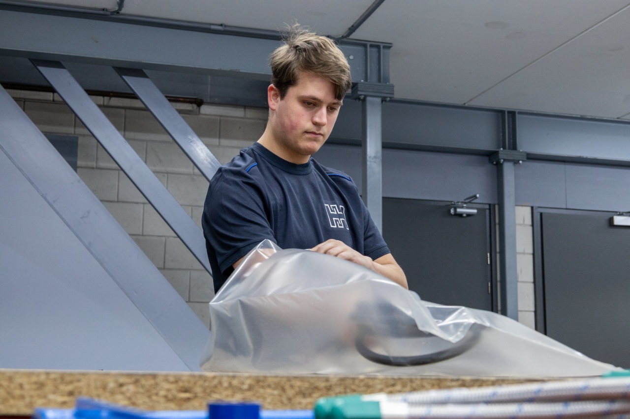 een medewerker is hydrauliek componenten aan het inpakken