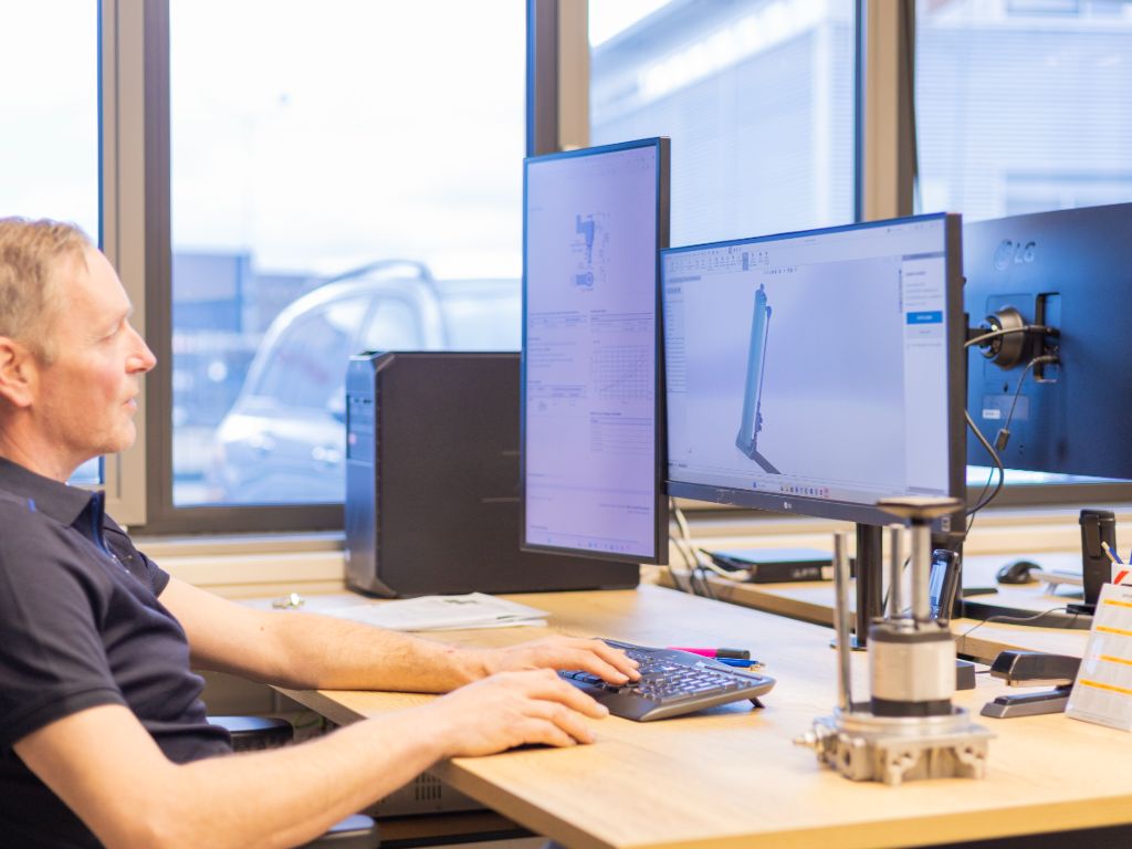 Engineer van Heuver Hydrauliek ontwerpt een hydraulische units met 3D-software in een CAD-omgeving
