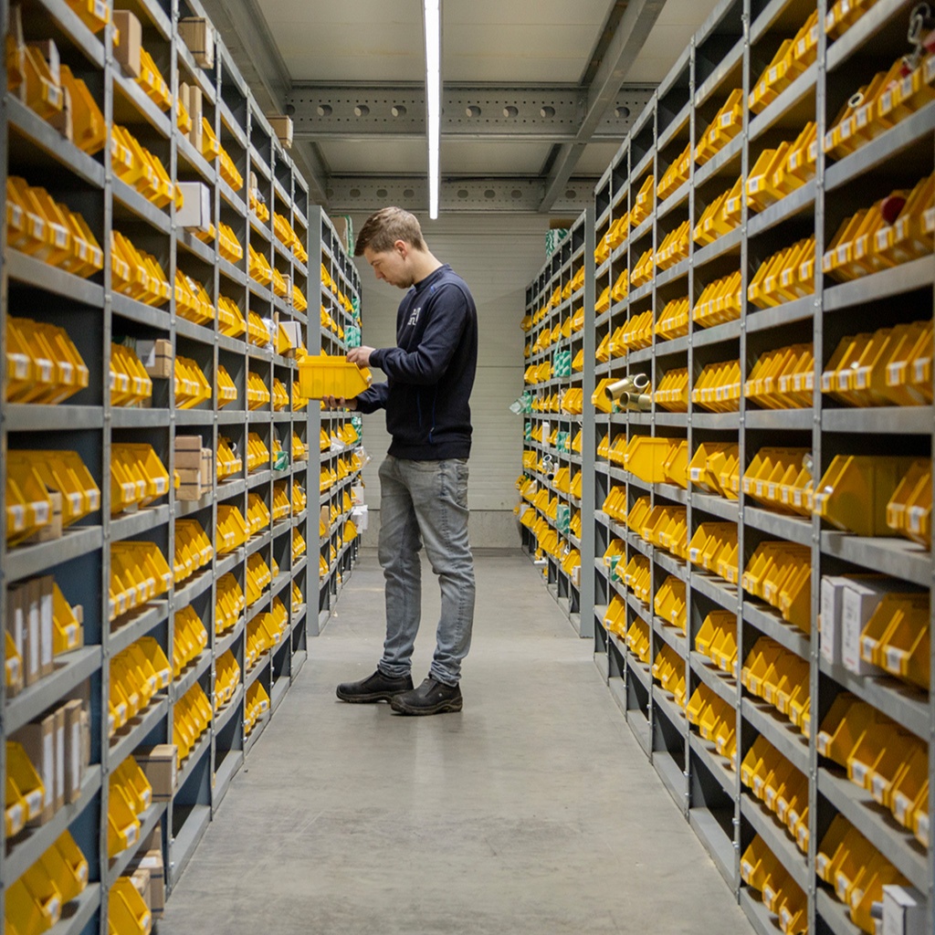 Gerben Aaftink in het magazijn van Heuver Hydrauliek.