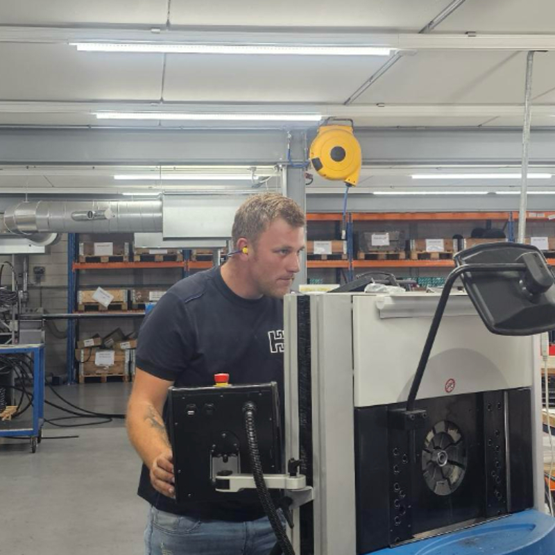 Bart Heuver is een Hydrauliek specialist en maakt een hydraulische cillinder in de werkplaats van Heuver Hydrauliek